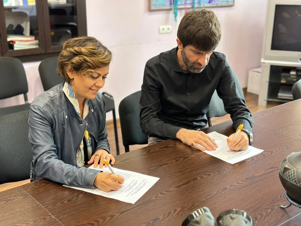 Representatives signing the cooperation memorandum.